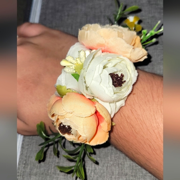 Accessories - wrist corsage like new peach and white flowers
